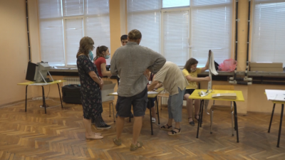 В РИК Велико Търново все още продължава предаването на изборните