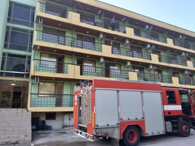 Все още има опасност за живота на обгазените при пожара в дом за възрастни край Варна