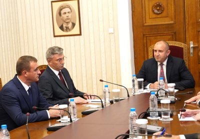 Президентът провежда консултации с парламентарно представените партии и коалиции в