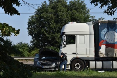 Две жени загинаха на място при тежка катастрофа между камион и кола в Русе