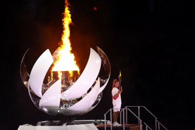 Олимпийският огън пламна на бляскава церемония в Токио (Снимки)
