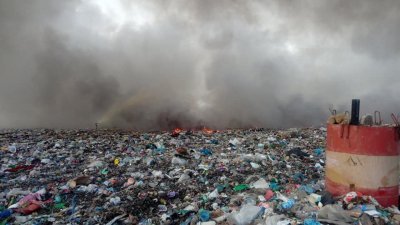 Пожар пламна на сметището за битови отпадъци край Асеновград (СНИМКИ)