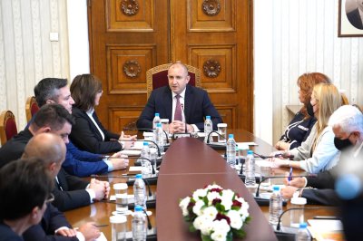 Президентът провежда консултации с парламентарно представените партии и коалиции в