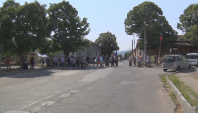 Жители на пловдивското село Червен излязоха на протест заради режим