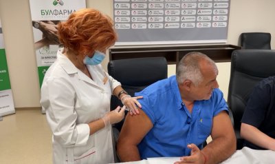 Бойко Борисов се ваксинира на живо във Фейсбук
