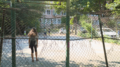 Опасна спортна площадка във Варна застрашава живота на деца