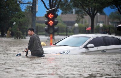25 загинали и 200 000 евакуирани при наводнения в Китай