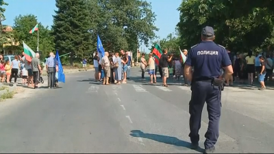 Жители на село Червен блокираха пътя Асеновград-Кърджали заради безводие