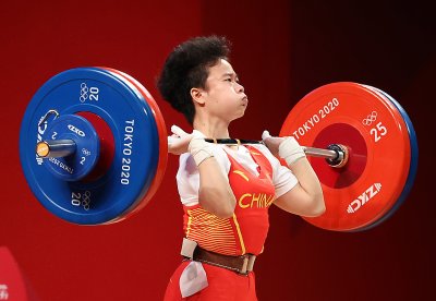 Китайка спечели първото злато във вдигането на тежести