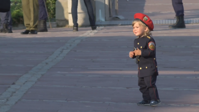 Най-малкият войник: Едногодишно момченце с униформа участва в церемония във Велико Търново