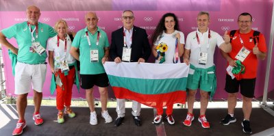 Министър Кузманов аплодира на живо големия успех на Антоанета Костадинова на Игрите в Токио