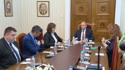 Президентът провежда консултации с парламентарно представените партии и коалиции в