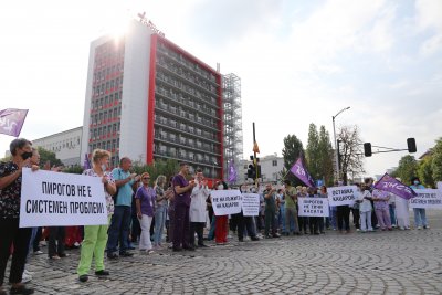 За пети ден медиците от Пирогов се събраха на протест