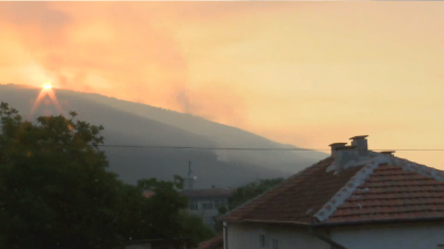 Пожарът край Твърдица е овладян, но продължава да гори
