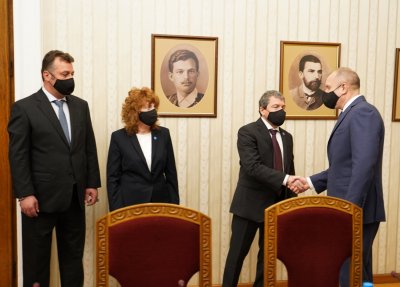 Президентът Румен Радев връчва проучвателния мандат за съставяне на правителство