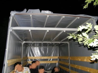 Гранични полицаи от ГПУ Елхово задържаха каналджия с 12 нелегални имигранти