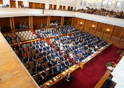 Депутатите няма да намалят заплатите си Решението е на народните