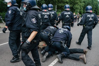 Над 600 арестувани след забранения протест в Берлин срещу COVID мерките