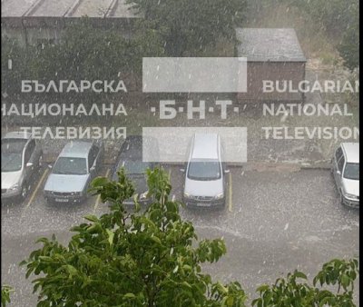 Пороен дъжд се изля в София в следобедните часове Градушка