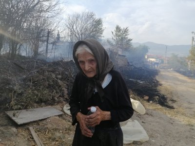 Голям пожар край Старосел - има изгорели къщи, вертолет „Кугар“ се включва в гасенето