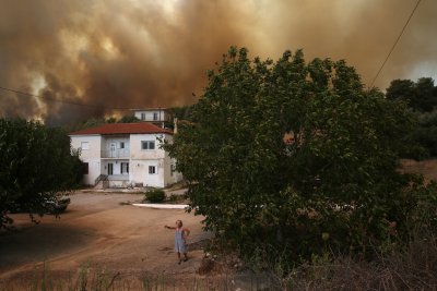 Гърция поиска помощ за справяне с пожарите