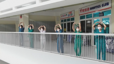 Медици си общуват само с жестове в ковид център във Виетнам