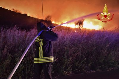 Пожари бушуват в Катания
