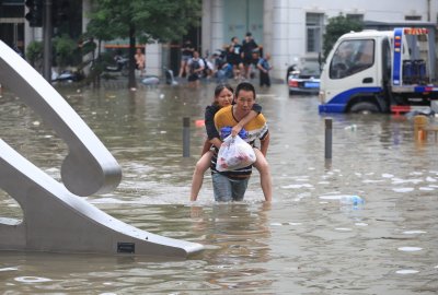 Над 300 са жертвите на наводненията в Китай