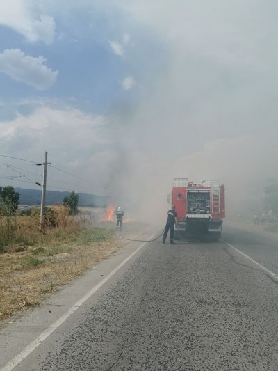 Пожар избухна в района на главен път Е79 в близост
