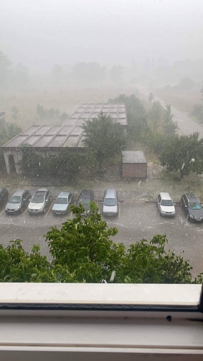 Пороен дъжд се изля в София в следобедните часове Градушка