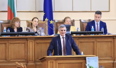 Стефан Янев и вицепремиерите на блиц контрол в парламента днес