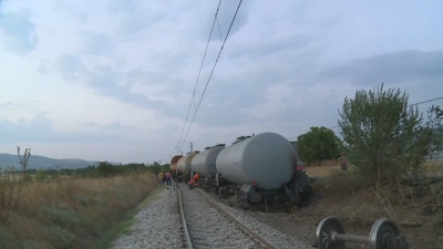 Товарен влак излезе от релсите край Мурсалево събори електрически стълб