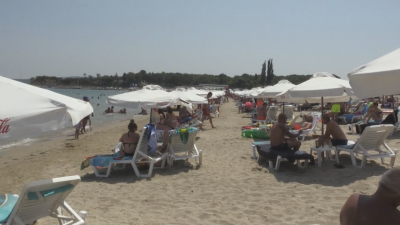 Препълнени плажове на юг: Туристи се оплакват от липса на чадъри и шезлонги