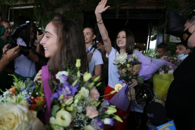 Министър Кузманов посрещна олимпийските шампионки от ансамбъла