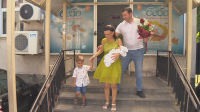 Бебе в "По света и у нас": Водещата Юлия Наева се прибра у дома с малкия си син