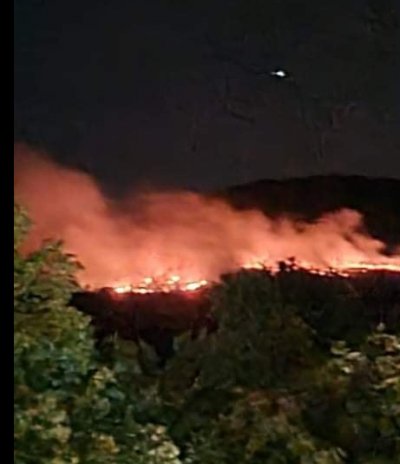 Цяла нощ пожар гори над град Баня Карловско по информация
