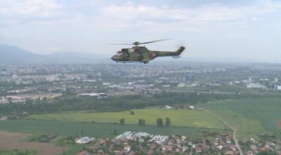Пожар гори над град Баня, вертолет "Кугар" се включи в гасенето