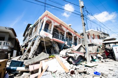 След мощния трус, Хаити очаква тропическата буря Грейс