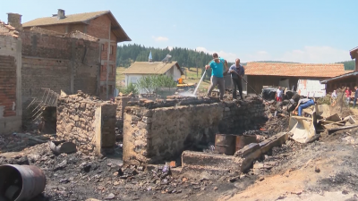 Локализиран е пожарът във велинградското село Кръстава Изгорели са къщи