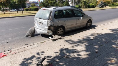 Двама полицаи са пострадали в Пловдив, след като кола е ударила патрулката им