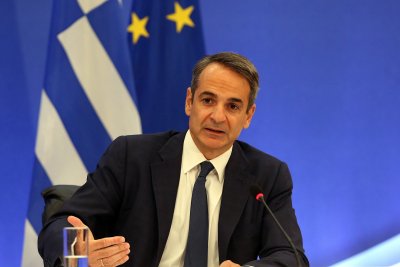 Гръцкият премиер Кириакос Мицотакис направи малки промени в позициите на