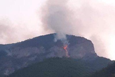 Продължава гасенето на пожара над село Югово община Лъки През