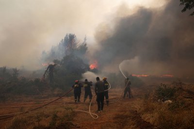 Пожарът започнал от Варибоби северно от Атина продължава да се