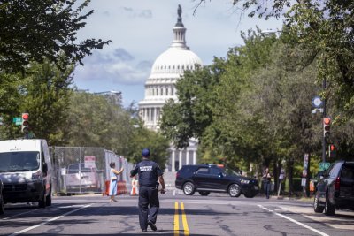 Мъж заплаши да взриви бомба във Вашингтон, по-късно се предаде