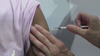 Париж обяви че ускорената ваксинация в страната помага да се