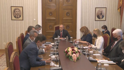 Президентът Румен Радев продължава консултациите с парламентарно представените партии като
