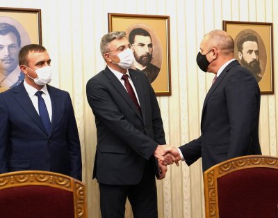 Президентът Румен Радев продължава консултациите с парламентарно представените партии като