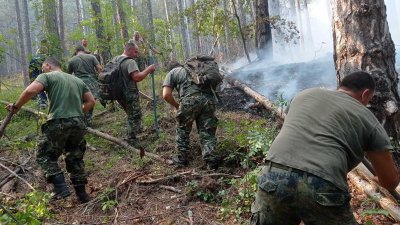 Военнослужещи продължават да помагат в гасенето на пожара над Югово