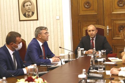 Президентът Румен Радев продължава консултациите с парламентарно представените партии като