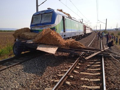 Бързият влак Бургас София блъсна ТИР на жп релсите Инцидентът е